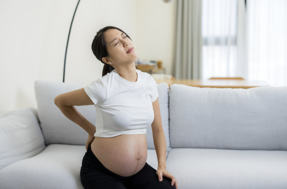 hamil trimester 3, kehamilan 9 bulan, sulit membungkuk saat hamil, cara tidur ibu hamil, tips nyaman trimester 3, Bunda, si Kecil
